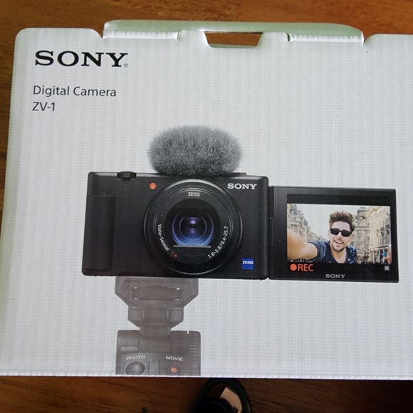 STORE CLOSINGCamera digital Sony ZV - 1, Vlogger kit, New, 3 batteries & charger